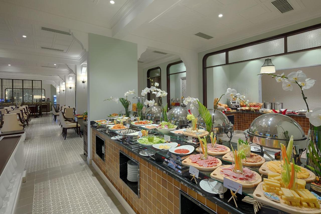 Allegro Hoi An . A Little Luxury Hotel & Spa Exterior foto A buffet at a hotel