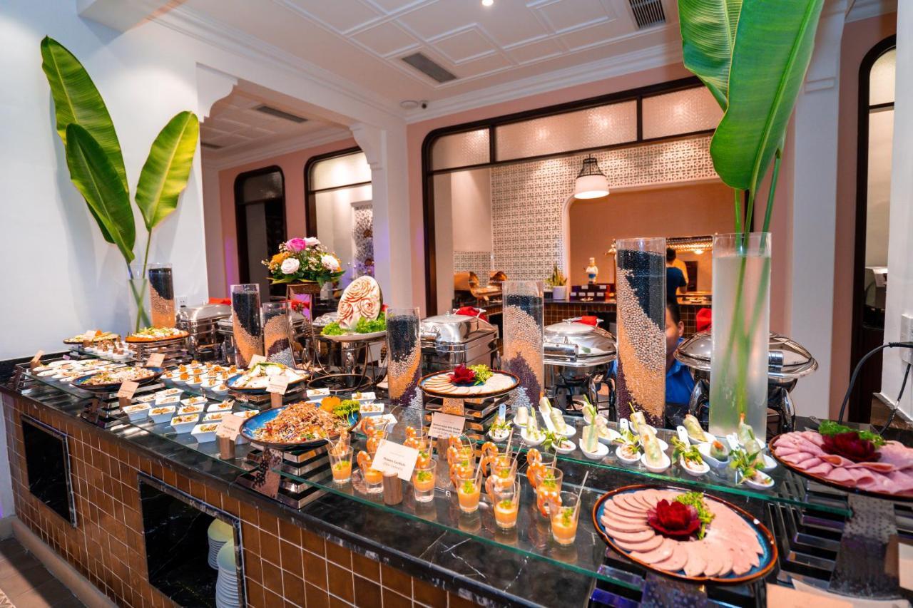Allegro Hoi An . A Little Luxury Hotel & Spa Exterior foto A buffet at a hotel