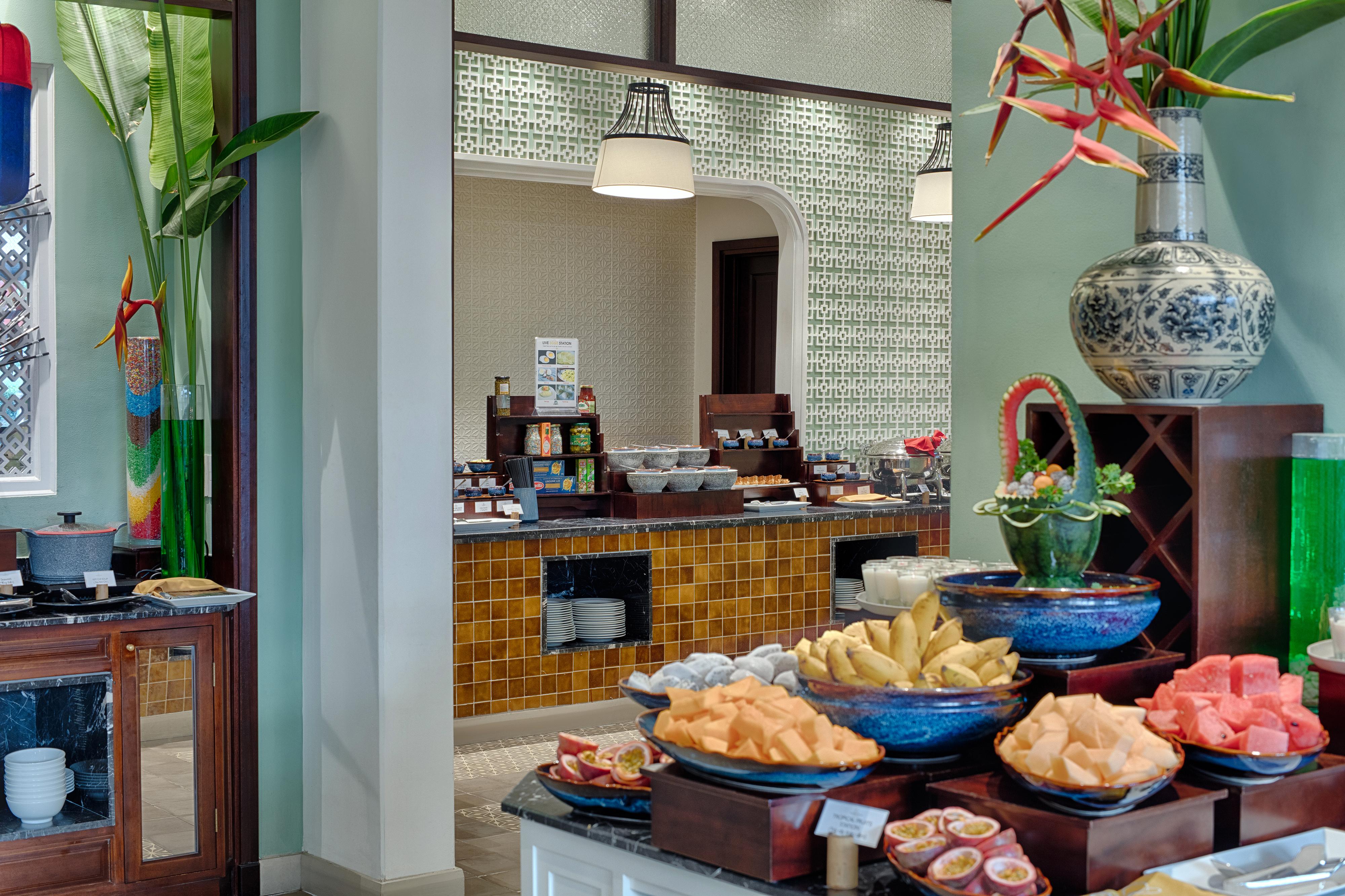 Allegro Hoi An . A Little Luxury Hotel & Spa Exterior foto A buffet at a hotel