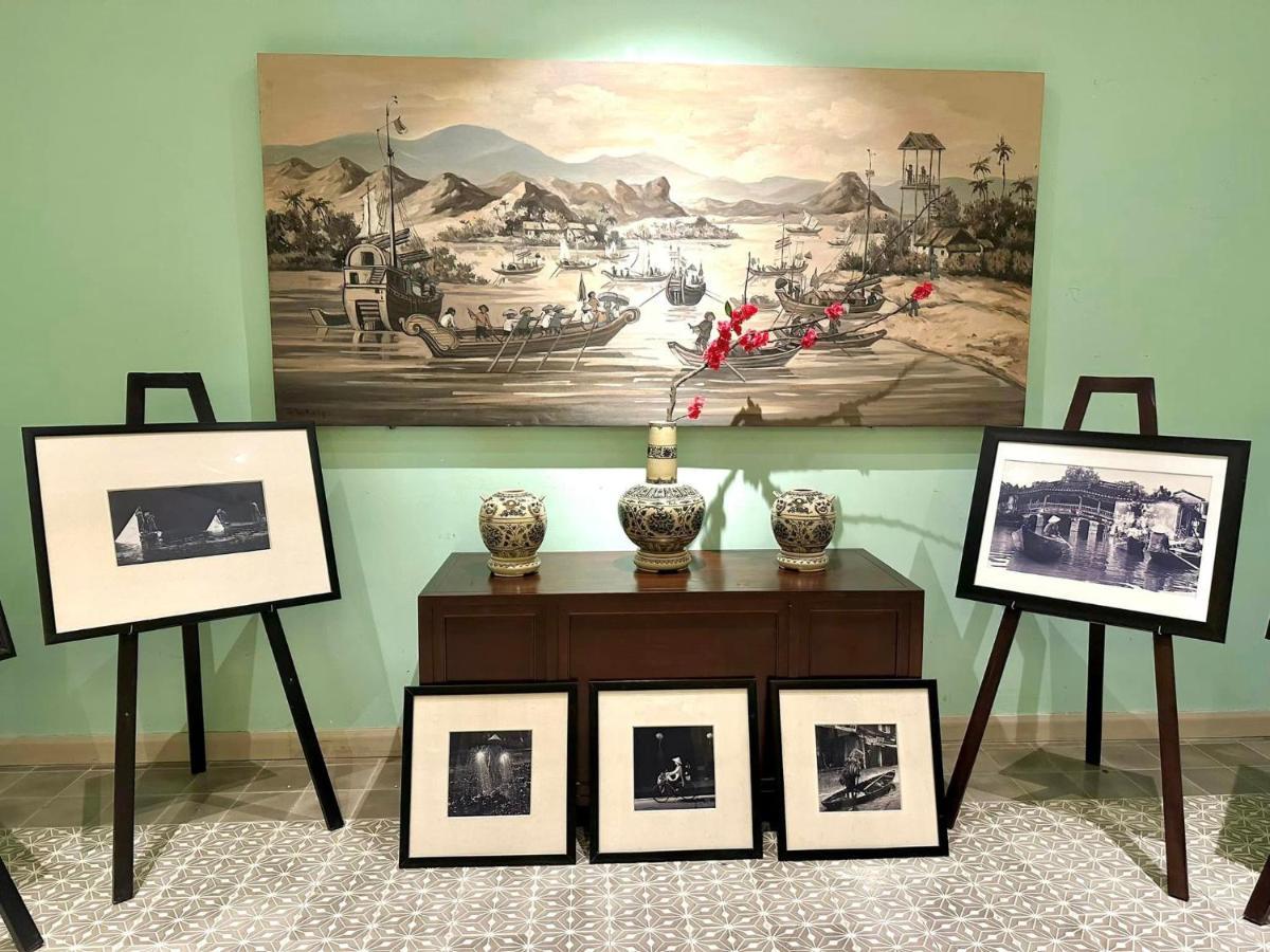 Allegro Hoi An . A Little Luxury Hotel & Spa Exterior foto A display of photographs by the author