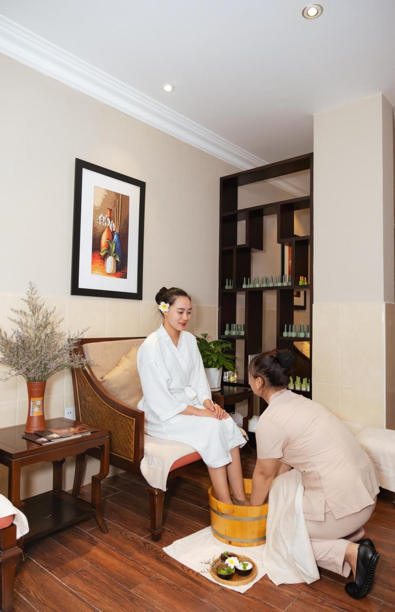 Allegro Hoi An . A Little Luxury Hotel & Spa Exterior foto A foot massage