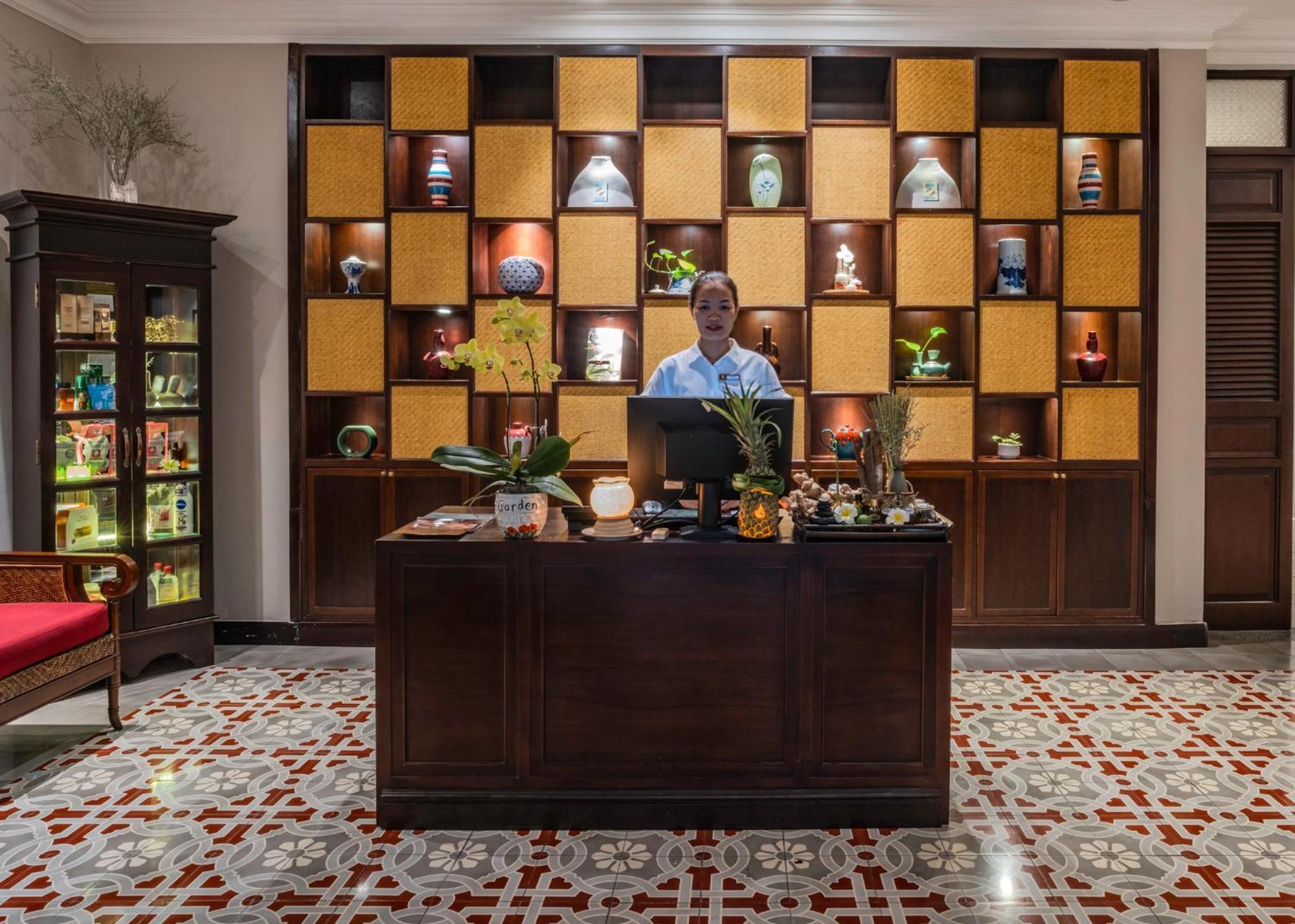 Allegro Hoi An . A Little Luxury Hotel & Spa Exterior foto Reception desk at the hotel