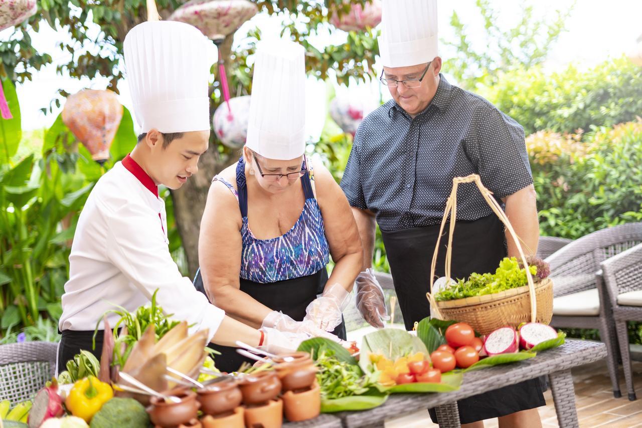 Allegro Hoi An . A Little Luxury Hotel & Spa Exterior foto A couple learning to cook Thai cuisine