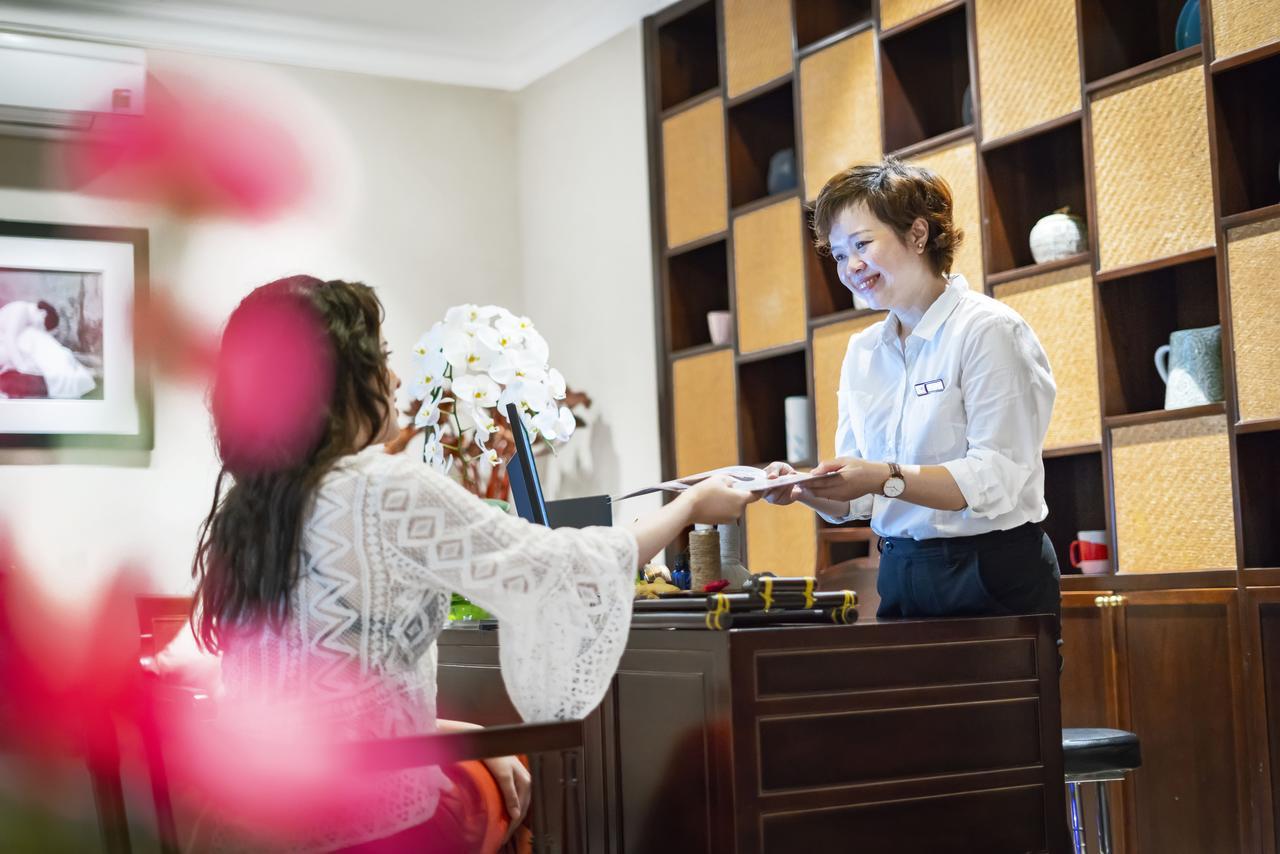Allegro Hoi An . A Little Luxury Hotel & Spa Exterior foto A guest checking in at the hotel